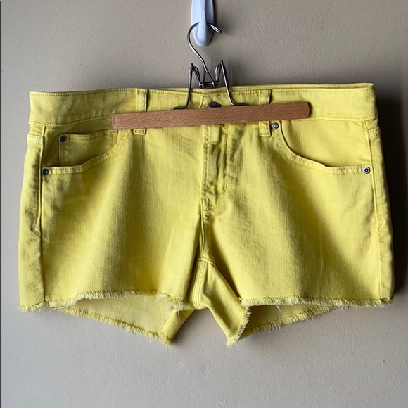 ✨BRAND NEW✨ GAP 1969 NEON YELLOW LOW RISE DENIM SHORTS FOR SUMMER - Picture 1 of 10